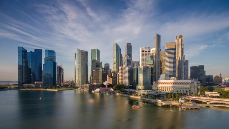 Singapore Banks Face Deeper Sell-Off